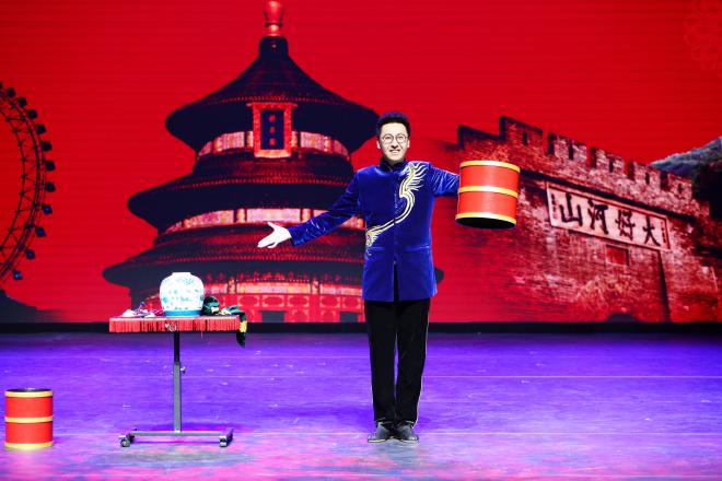 瑞犬迎新春！北美風情暈染古彩戲法，非遺傳承人李陽秀出古彩戲法國際范兒！