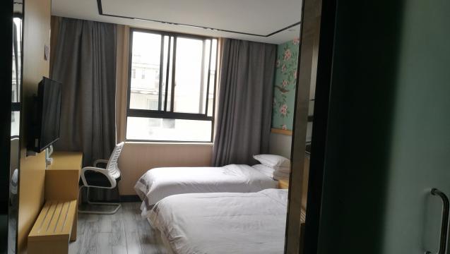 OYO楓葉快捷連鎖酒店(云錦路站水西門(mén)大街店)
